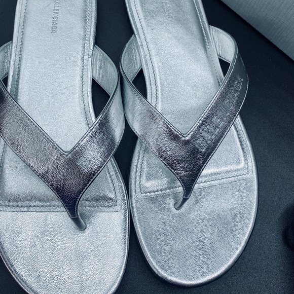 Balenciaga Women’s Round Metallic Leather Flip Flops SIZE 40 SILVER AUTHENTIC - Picture 4 of 8